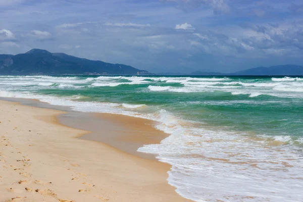 Sandstrand Ruhige Sanfte Wellen Auf See Sonniges Wetter Blauer Himmel — Stockfoto