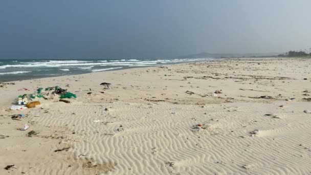 Lixo na costa de uma bela praia do mar, poluição ambiental — Vídeo de Stock