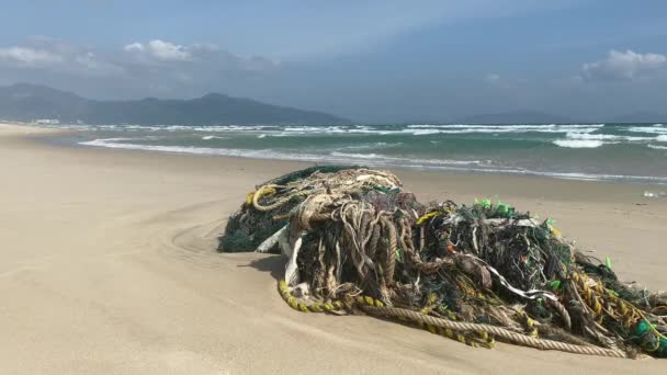 Мусор на берегу прекрасного морского пляжа, загрязнение окружающей среды — стоковое видео