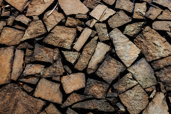 Farklı Boyutlarda Rastgele Yerleştirilmiş Doğal Kahverengi Bir Taş Taş Duvarın — Stok fotoğraf