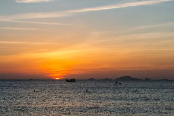 Красочный Рассвет Закат Спокойном Море Восход Солнца Силуэт Рыбацкой Лодки — стоковое фото