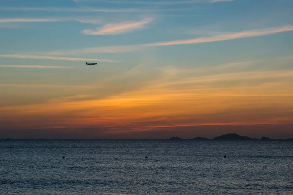 Красочный Рассвет Закат Спокойном Море Восход Солнца Силуэт Самолета Готового — стоковое фото