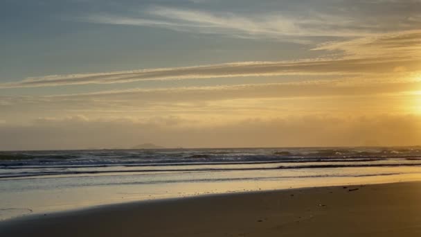 Amanecer en el mar, mañana en la playa, amanecer naranja. Olas en una playa tropical de arena — Vídeos de Stock