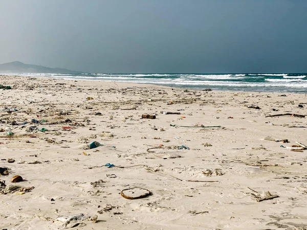 Garrafas Plástico Outros Lixo Jogado Praia Areia Lixo Praia Mar — Fotografia de Stock