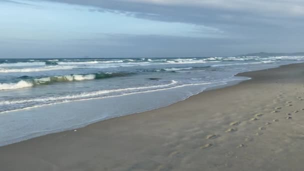 Playa de arena vacía con mar azul y fondo de cielo azul — Vídeos de Stock