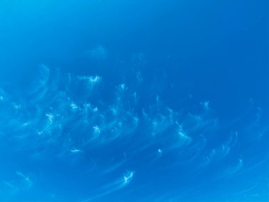 Beyaz bulutlu mavi gökyüzü. Berrak güneşli bir gün, dağınık, güzel bulutlar açık mavi bir gökyüzünde