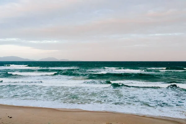 Kumsal Kıyısı Denizde Sakin Yumuşak Dalgalar Güneşli Hava Beyaz Bulutlu — Stok fotoğraf