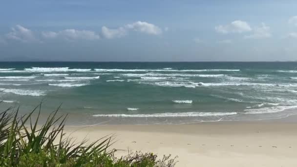 Порожній піщаний пляж з синім морським і блакитним фоном неба . — стокове відео