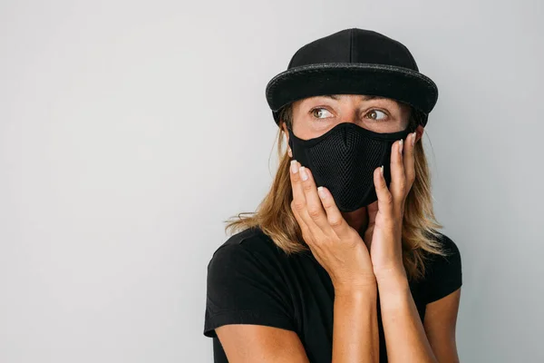 Pandemia Coronavírus Uma Mulher Com Uma Máscara Protetora Contra Propagação — Fotografia de Stock
