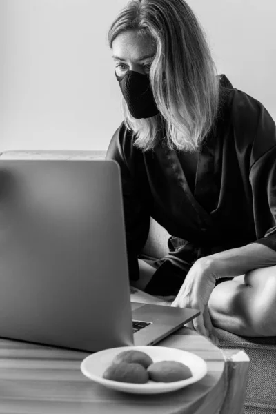 Uma Mulher Com Uma Máscara Rosto Trabalha Laptop Sofá Tempo — Fotografia de Stock