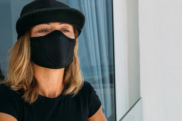 Genç Kadın Virüsün Yayılmasına Karşı Koruyucu Bir Maske Takıyor Evde — Stok fotoğraf