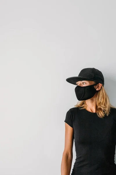 유행병적 코로나 바이러스에 마스크를 질병의 확산에 맞서는 여성이죠 마스크를 티셔츠에 — 스톡 사진
