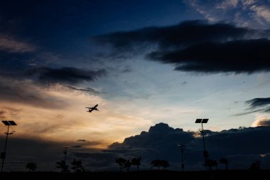 İlahi beyaz bulutların parlak ve güzel fotoğrafları ve güneş ışığıyla dolu doymuş mavi gökyüzü. Açık, narin ve bulutlu arka plan, beyaz ve mavi renklerle. Yazdırılacak yer. Güzel geçmiş.
