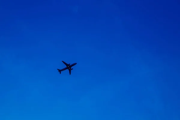 Siluet Pesawat Memanjat Melawan Langit Biru Yang Cerah Tempat Untuk — Stok Foto