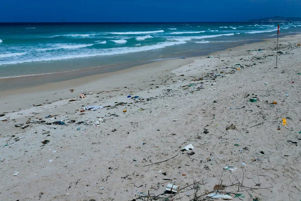 Plastik şişeler ve kumlu deniz kıyısına atılan diğer çöpler, deniz sahilindeki çöpler. Ekolojik bir sorun. Çevre kirliliği. Kirli kumsal.