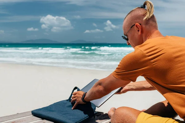 Jovem Tira Laptop Saco Junto Mar Remotamente Com Negócio Blogger — Fotografia de Stock