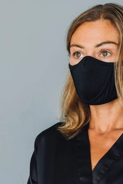 Retrato Uma Jovem Mulher Uma Máscara Preta Com Uma Xícara — Fotografia de Stock