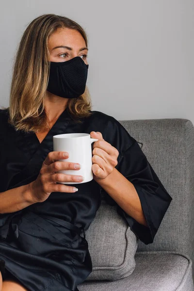 Retrato Uma Jovem Mulher Uma Máscara Preta Com Uma Xícara — Fotografia de Stock