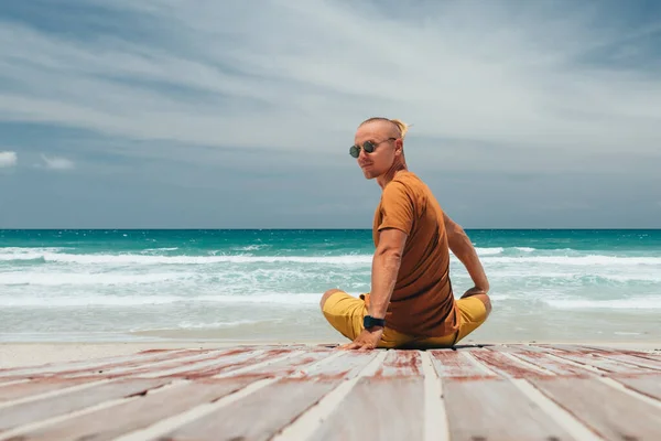 Jovem Cara Atraente Senta Margem Uma Praia Tropical Olhando Redor — Fotografia de Stock