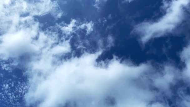 Nuvens brancas e flutuantes contra um céu azul. Nuvens fofas, disparo de lapso de tempo, fundo natural — Vídeo de Stock