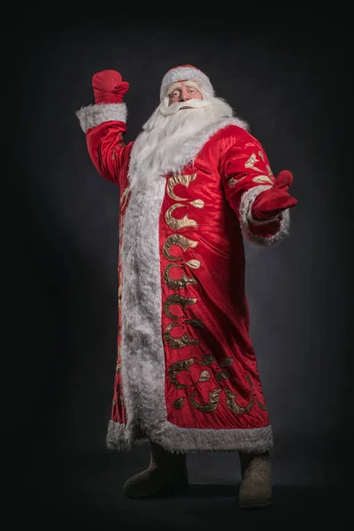 Santa claus op een zwarte achtergrond. — Stockfoto