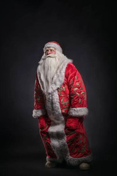 Weihnachtsmann auf schwarzem Hintergrund. — Stockfoto