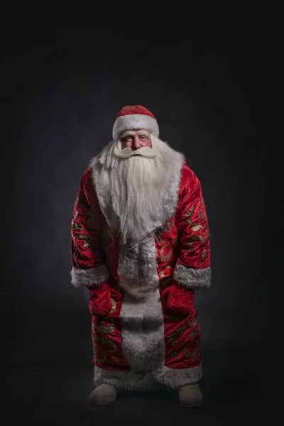Санта-Клаус на черном фоне . — стоковое фото