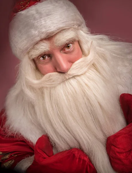 Santa claus op een zwarte achtergrond. — Stockfoto