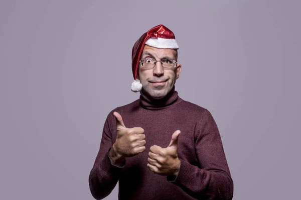 Schöner Mann als Weihnachtsmann verkleidet — Stockfoto