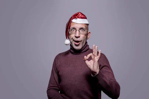 Schöner Mann als Weihnachtsmann verkleidet — Stockfoto