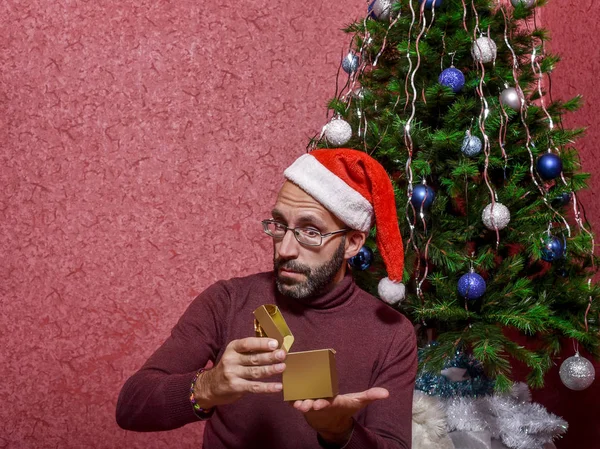 Красивый и смешной человек, одетый как Санта-Клаус и поздравляю — стоковое фото