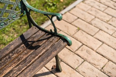 Manzara ve nesneler çok güzel. Ahşap ve açılıştan yapılmış eski bir bankın güzel manzarası ve yaz öğleden sonraları eski tarz ve eski moda metaller..