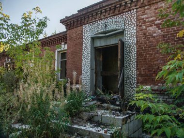 Eski harabe tuğla evin güzel manzarası. Eski moda tarzında. Yaz öğleden sonra yıkıma hazır..