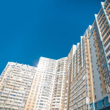 Modern bir gökdelenin güzel manzarası ve manzarası ve yüksek bir bina, balkonları ve loggiaları olan, camdan ve betondan yapılmış bir bina..