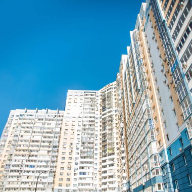 Modern bir gökdelenin güzel manzarası ve manzarası ve yüksek bir bina, balkonları ve loggiaları olan, camdan ve betondan yapılmış bir bina..