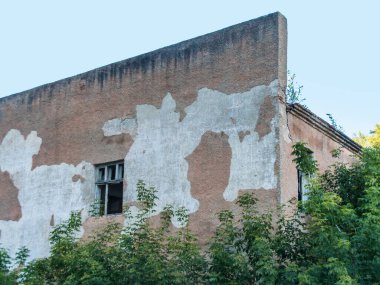 Eski harabe evin güzel manzarası eski moda tarzında, yaz öğleden sonra yıkıma hazır..