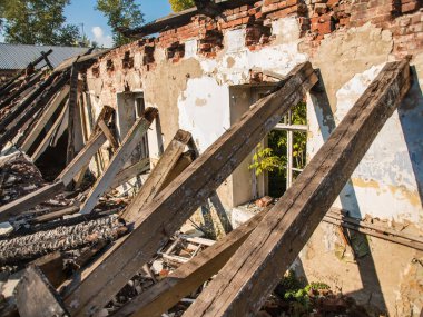 Eski harabe tuğla evin güzel manzarası. Eski moda tarzında. Yaz öğleden sonra yıkıma hazır..
