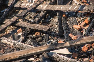 Tahta ve taştan yapılmış, yıkıma hazır ve yıkıma hazır güzel bir yapı, çöp ve çöp manzarası..