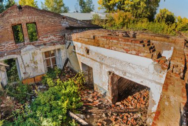 Eski harabe tuğla evin güzel manzarası. Eski moda tarzında. Yaz öğleden sonra yıkıma hazır..