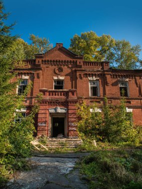 Eski harabe tuğla evin güzel manzarası. Eski moda tarzında. Yaz öğleden sonra yıkıma hazır..