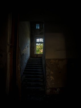 Yıkım alanı, yapı, evin içi, ahşap ve taştan yapılmış çöp ve çöplerin güzel manzarası..