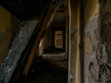 Yıkım alanı, yapı, evin içi, ahşap ve taştan yapılmış çöp ve çöplerin güzel manzarası..