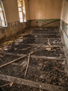 Yıkım alanı, yapı, evin içi, ahşap ve taştan yapılmış çöp ve çöplerin güzel manzarası..