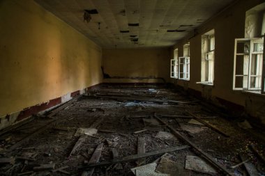 Yıkım alanı, yapı, evin içi, ahşap ve taştan yapılmış çöp ve çöplerin güzel manzarası..