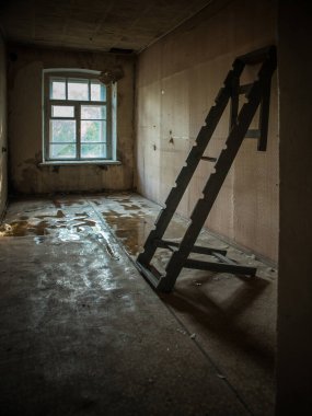 Yıkım alanı, yapı, evin içi, ahşap ve taştan yapılmış çöp ve çöplerin güzel manzarası..