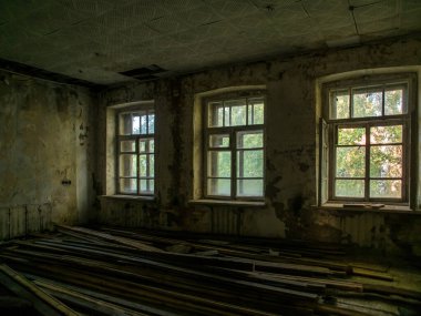 Yıkım alanı, yapı, evin içi, ahşap ve taştan yapılmış çöp ve çöplerin güzel manzarası..