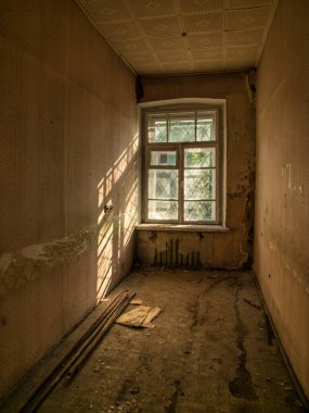 Yıkım alanı, yapı, evin içi, ahşap ve taştan yapılmış çöp ve çöplerin güzel manzarası..