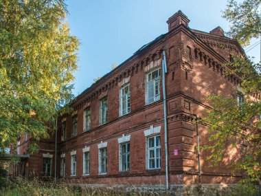 Yazın öğleden sonra eski bir tuğladan yapılmış eski bir binanın güzel manzarası..