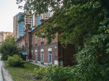 Yazın öğleden sonra eski bir tuğladan yapılmış eski bir binanın güzel manzarası..