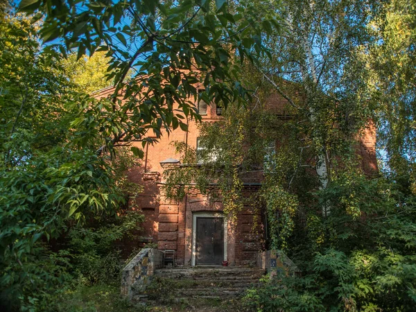 Prachtig Uitzicht Een Oud Bakstenen Woongebouw Retro Stijl Vintage Zomermiddag — Stockfoto